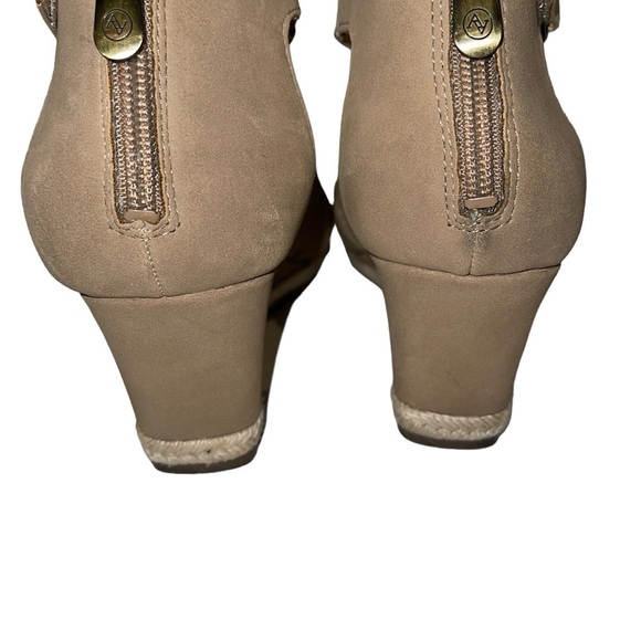 Adrienne Vittadini Women's Sandals Size 10M Tan Fabric "Timmy" Zip Close Wedge - Picture 5 of 13